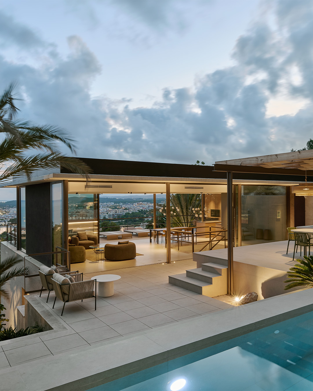 Un único volumen, infinitas formas de habitar la luz. 

En Sitges, la coherencia se ha hecho arquitectura. Los equipos de Desarrolla finalizaron recientemente la construcción de una villa que parece esculpida por la armonía: un único volumen arquitectónico que respira en tres alturas, concebido por el equipo de Rardo Architects como un recorrido por la belleza esencial de los espacios.

Cada planta es una experiencia. Una escalera central actúa como columna vertebral de la vivienda, mientras los grandes voladizos de hormigón visto dialogan con el sol mediterráneo para filtrar la luz y regalar sombra.

En el exterior, la vida se abre en terrazas, jardín y piscina: un paisaje pensado para detener el tiempo. Un proyecto que demuestra que la identidad se construye con coherencia, materia y alma.

Hoy os invitamos a descubrirlo en este paseo fotográfico que hemos preparado, una inmersión visual en la poderosa personalidad de esta vivienda.

#vivienda #DesarrollaObrasyServicios #constructora #construccion #arquitecturaydiseno