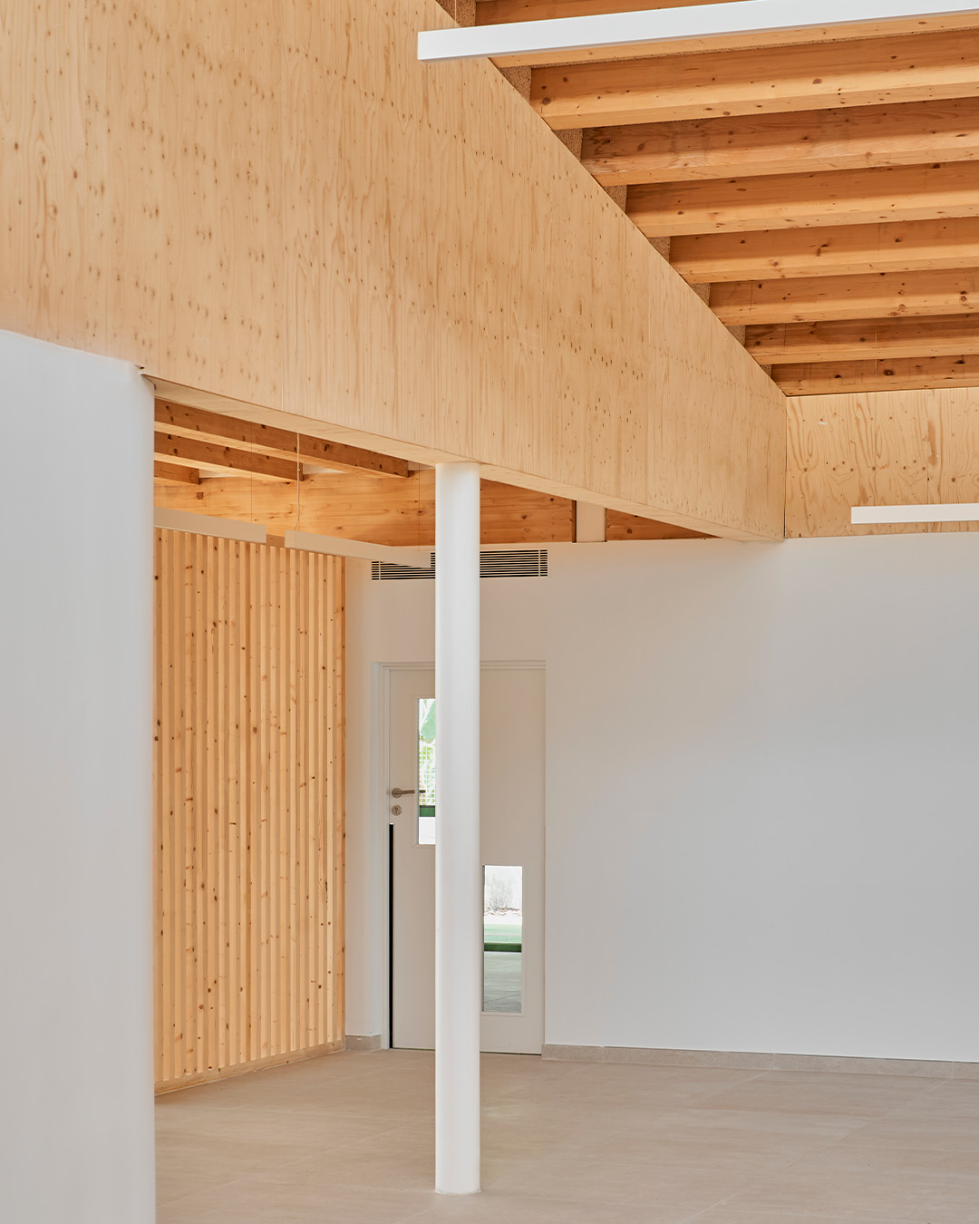 En ocasiones, la construcción y la arquitectura se alinean para alumbrar ideas evocadoras. Ideas como la que hoy nos ocupa: «Aquí es seguro crecer». ✨

Seguramente la frase que mejor define La Escoleta Municipal de Santa Eulària des Riu. Un ejemplo perfecto de proyecto al servicio de su leit motiv: una escuela de una sola planta, accesible, luminosa y pensada a la escala de la infancia. Una obra donde cada curva, cada sombra y cada rayo de luz cuentan una historia diferente.

Firmado por el estudio de arquitectura @mahtarquitectura, los equipos de Desarrolla han hecho realidad un diseño que convierte la luz cenital y los patios cubiertos en verdaderos aliados para el aprendizaje.

Las aulas se abren al exterior, los porches protegen del sol y la lluvia, y los lucernarios llenan de serenidad el corazón del edificio. Todo está pensado para que la experiencia de los pequeños sea tan segura como inspiradora.

Un espacio amable, sostenible y lleno de vida… Como la infancia misma. 

#escuela #DesarrollaObrasyServicios #construccion #constructora #arquitectura

📸 @javierbravofotografia