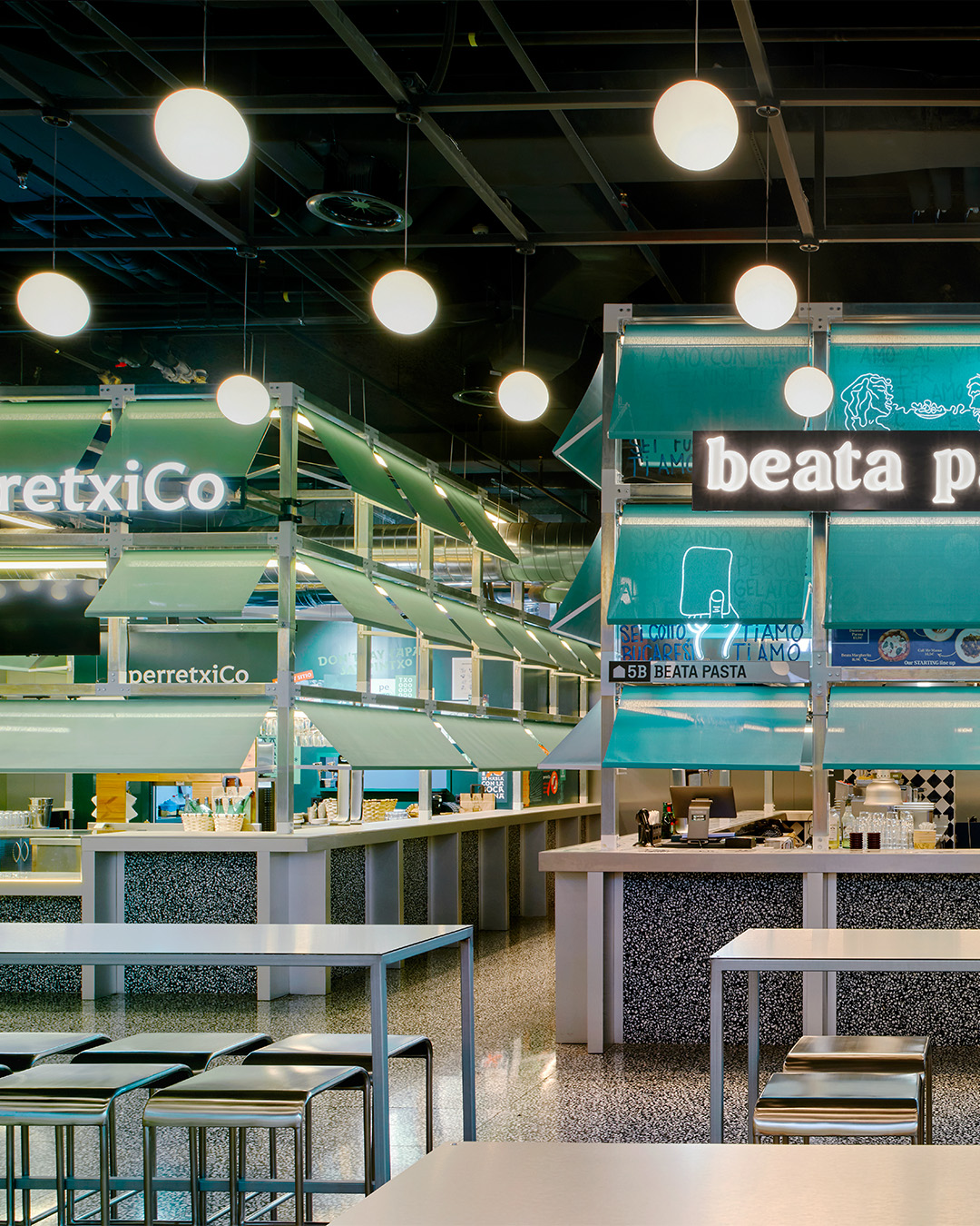 Bajo la piel del icónico y espectacular Santiago Bernabéu acaba de ver la luz un espacio donde la arquitectura y la gastronomía se dan la mano.

El @bernabeumarket abrió sus puertas hace unos días como un vibrante escenario en el que Madrid se saborea desde todos los sentidos, convirtiendo el estadio en un destino donde el fútbol convive con la mejor comida y el arte del encuentro.

Promovido por el @grupoamicalia en colaboración con el @realmadrid, y con el sello creativo de @burr.studio y Studio Animal @javijimeneziniesta, este proyecto redefine la experiencia gastronómica en el corazón de la capital. Los equipos de Desarrolla han ejecutado una obra concebida para sorprender, inspirar y perdurar.

El resultado: un espacio tan original como divertido que late al ritmo de la capital.

📸: José Hevia 

#gastronomia #DesarrollaObrasyServicios #constructora #construccion #interiorismo