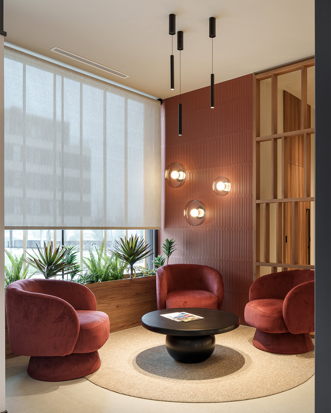 @stacbond estrena oficinas en Santiago de Compostela.

Los equipos de Desarrolla acaban de culminar la obra de las nuevas oficinas de @stacbond, un espacio concebido para reflejar una forma contemporánea de entender el trabajo: funcional, luminoso y alineado con la identidad innovadora de la marca.

El proyecto ha transformado un bajo en bruto en un entorno donde arquitectura y diseño dialogan con naturalidad.

El diseño del espacio, firmado por @estudio.sueiro, aporta equilibrio entre estética, confort y eficiencia, creando un conjunto armónico que potencia la luz, el volumen y la versatilidad de los espacios. 

📸 @wifremelendrezfoto