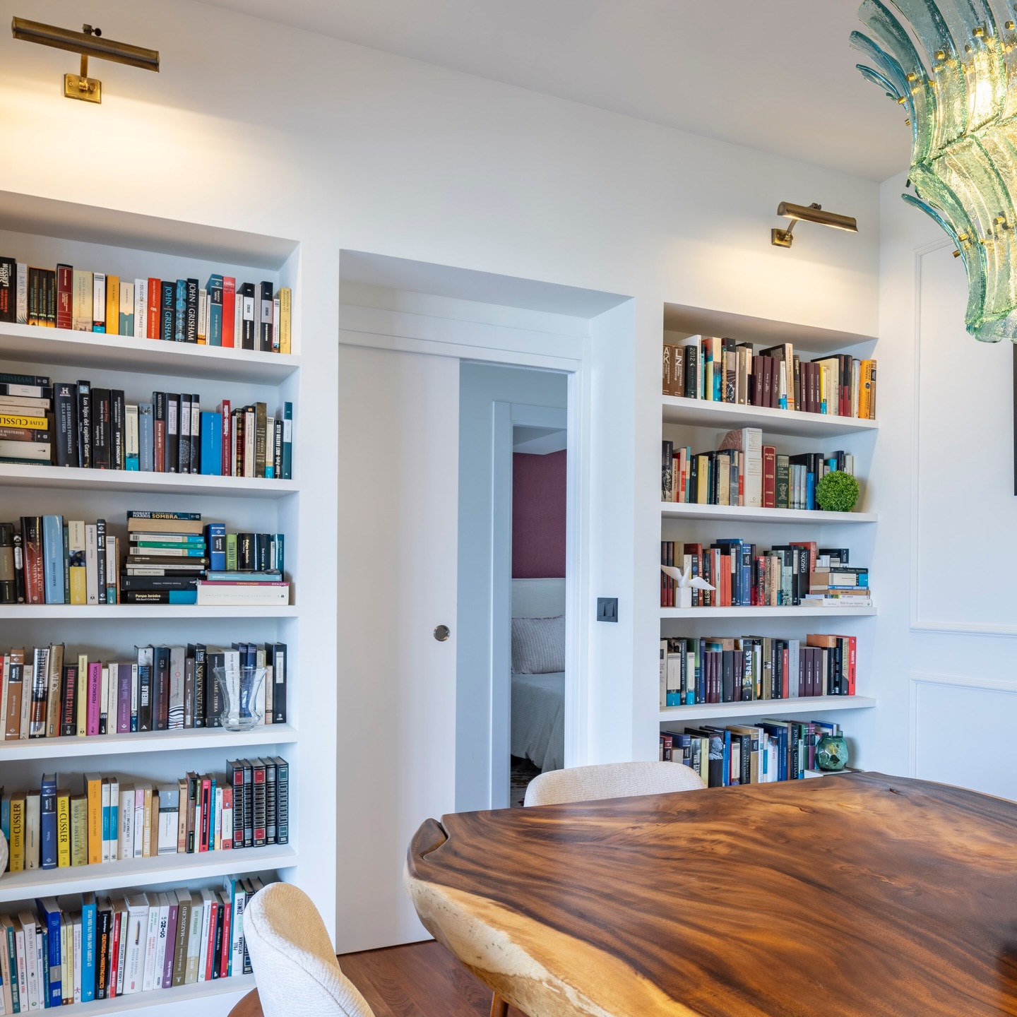 Cocina abierta, líneas limpias y contraste en negro.

Mármol, madera y luz natural en equilibrio.

Diseño que transforma espacios.

📸: @alexfernandezphotography 
🏗️: @desarrolla_ 
🍴: @zebranococinas 

#reformaintegral #Interiorismo #diseñococina #estudiosueiro