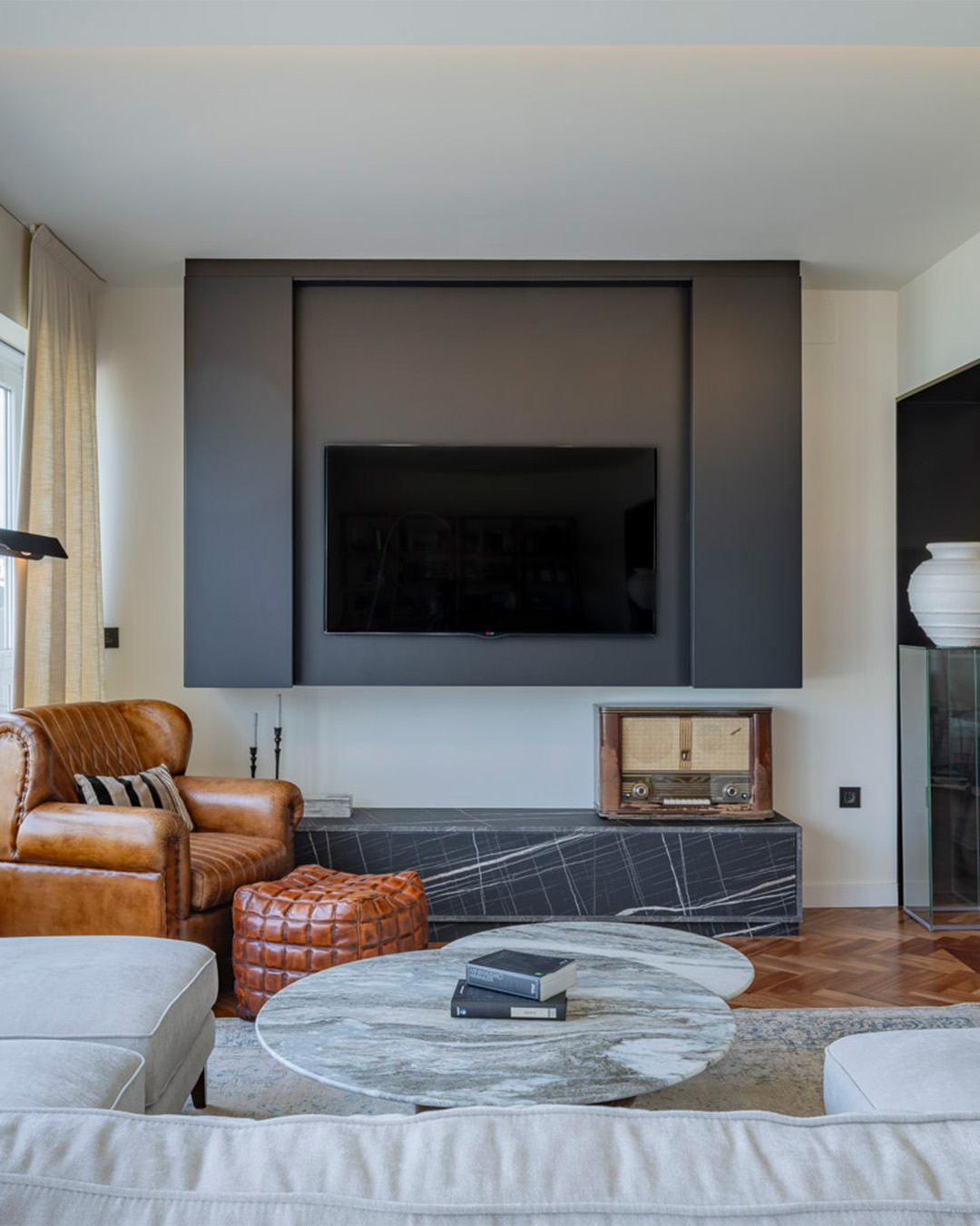 No todas las transformaciones necesitan empezar desde cero. A veces, la esencia de la construcción y la arquitectura habita en intervenir con criterio y precisión.

En la calle Alfredo Vicenti, en pleno centro de A Coruña, nuestros equipos acaban de finalizar la renovación de un piso de 173 metros en un edificio de 1966, respetando su estructura y distribución original, mientras actualizamos acabados e instalaciones para ganar confort, eficiencia y luminosidad.

El exquisito proyecto diseñado por @estudio.sueiro o es una vivienda contemporánea y atemporal, un proyecto que combina a la perfección estética y funcionalidad.

📸 @alexfernandezphotography