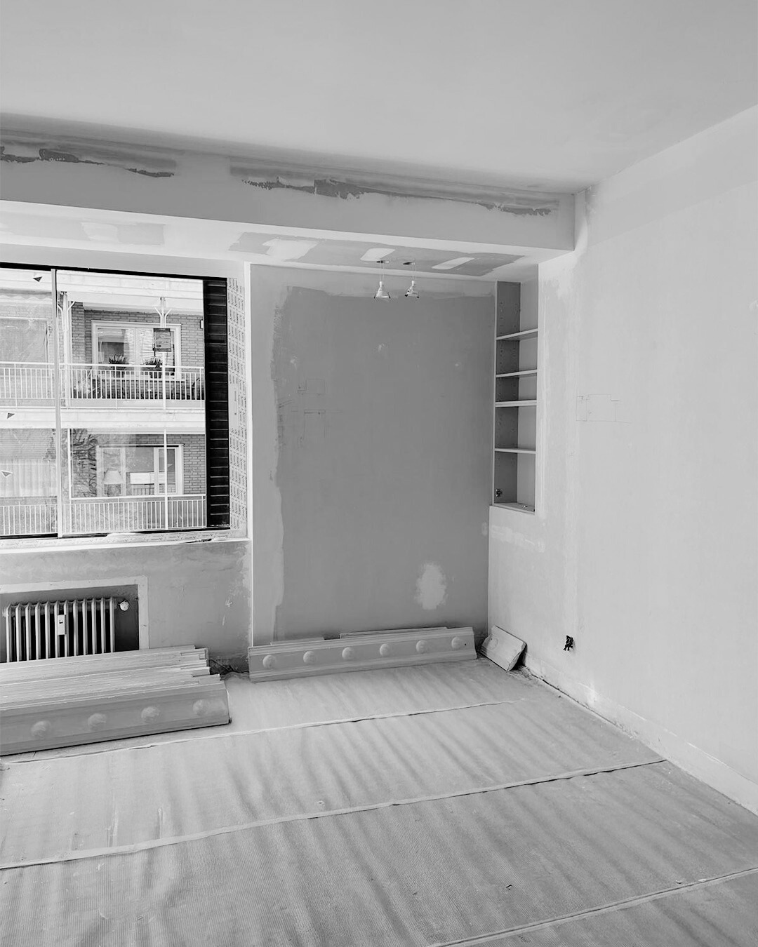 Toda obra comienza mucho antes de que el espacio tome forma. Comienza con el diseño de una una hoja de ruta precisa, con un plan compartido, con la coordinación minuciosa de cada fase. 

En este proyecto en curso, lo que se ve es solo una parte del proceso: estructura, instalaciones, replanteos, decisiones técnicas que sostendrán el resultado final. Detrás de cada avance hay un trabajo coral, donde arquitectura, dirección, oficios y ejecución dialogan con un mismo objetivo. 

Porque construir no es solo levantar muros, es orquestar tiempos, materiales y conocimiento. 

Un viaje en el que cada tarea importa. Cada detalle suma. Y cada paso nos acerca, con rigor, a la visión inicial.