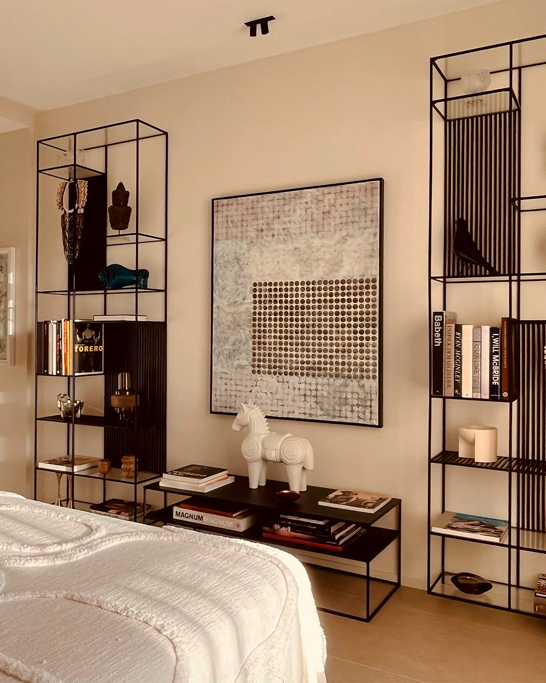 En las icónicas colinas del Garraf, en Sitges, los equipos de Desarrolla han construido una espectacular vivienda unifamiliar concebida para dialogar con su entorno: naturaleza, luz mediterránea y unas vistas privilegiadas que acompañan cada espacio de la casa. 

El proyecto arquitectónico, diseñado por @rardoarchitects, ha sabido extraer todo el potencial de una parcela con una pendiente superior al 30%. A partir de esa singularidad, la vivienda se organiza en un único volumen que distribuye sus cuatro plantas —garaje, sótano, baja y primera—, adaptándose con precisión a la topografía del terreno.

Casi 400 m² de superficie construida que combinan arquitectura, confort y vida cotidiana: dormitorios amplios y luminosos con vistas abiertas, más de 100 metros destinados a la vida en familia en la planta superior, gimnasio y atelier de arte en el sótano, y una conexión total entre niveles gracias a un ascensor interior. 

En el exterior, terrazas y piscina se convierten en el auténtico corazón de la vivienda. Espacios pensados para disfrutar del clima mediterráneo y de la extraordinaria luz del Garraf, cuidadosamente modulada mediante voladizos, pérgolas y grandes cornisas que protegen las fachadas.