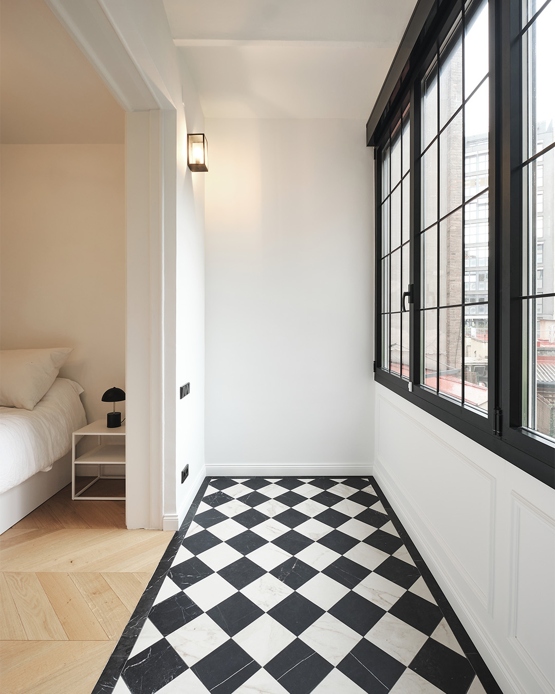 Hay interiores que no solo responden a una función, sino que construyen una atmósfera. Que hablan a través de la luz, de los materiales, de las proporciones y del detalle.

En cada proyecto, trabajamos junto a arquitectos e interioristas para dar forma a algo más que un espacio: una experiencia. Un equilibrio entre técnica y sensibilidad, donde cada decisión suma y nada es casual.

Porque el interiorismo no es solo lo que se ve. Es lo que permanece.

Es la manera en la que un espacio te recibe, te guía… y se queda contigo.