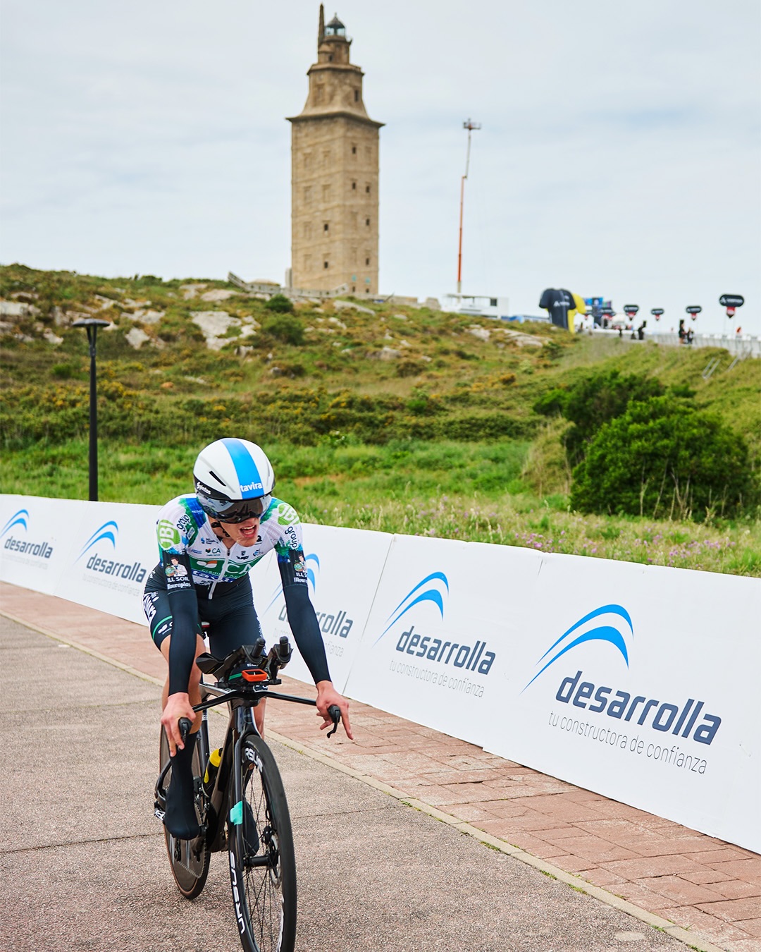 El mejor ciclismo del mundo ha empezado a recorrer algunos de los parajes más bellos de Galicia.

@ograncaminocycling ya ha comenzado y, por tercer año consecutivo, en Desarrolla formamos parte de esta gran cita internacional como patrocinadores, acompañando una prueba que combina espectáculo, territorio y proyección global.

Lo hacemos a través de Life+, nuestro programa de responsabilidad social, con el que impulsamos iniciativas que generan valor real: deporte, cultura, cohesión social y desarrollo del entorno.

Cinco etapas, parajes únicos y grandes nombres del pelotón... pero también una oportunidad para seguir construyendo algo que trasciende la meta: comunidad, identidad y futuro.

📸 @byn_imagen_corporativa 

#ogc26