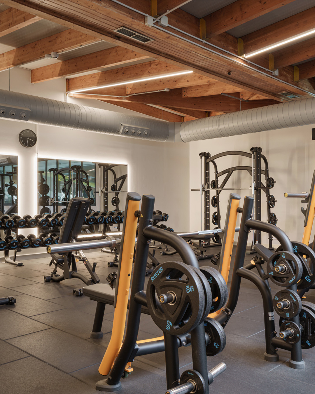 A veces, renovar un espacio implica también reformular la forma en la que lo vivimos.

La reforma del Centro Deportivo de Elviña, en A Coruña, nace precisamente de ahí: de escuchar cómo ha cambiado el deporte, cómo lo entendemos hoy… y de darle respuesta con espacios más abiertos, más conectados y más pensados para las personas.

Piscina, fitness, salas de actividades, zonas de bienestar… todo convive ahora con una nueva lógica, más fluida, más intuitiva. Porque al final, se trata de eso: de que todo encaje, de que todo funcione, de que todo sume.

Y es que cuando un lugar forma parte del día a día de tanta gente, cada detalle cuenta. Desde lo que se ve… hasta lo que hace que todo funcione sin que lo notes.

📸 @wifremelendrezfoto