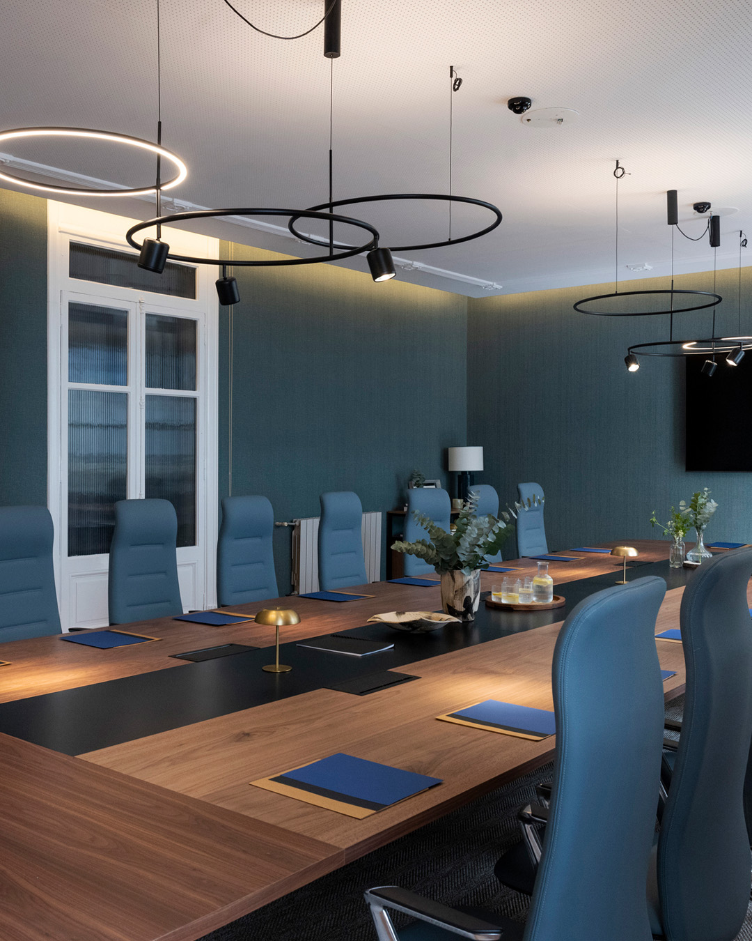 Transformar una gran vivienda en una sede institucional exige mucho más que una reforma. Exige equilibrio, sensibilidad y una comprensión profunda del espacio original. 

Los equipos de Desarrolla Obras y Servicios han culminado en Bilbao un proyecto donde arquitectura, rehabilitación e interiorismo dialogan desde el respeto a la identidad del inmueble. La intervención ha permitido adaptar la edificación a un nuevo uso corporativo sin perder la calidez, la nobleza ni el carácter que definían el espacio desde el principio.

Los trabajos de interiorismo diseñados por @susana_gil_interiorismo dotan al conjunto de una estética elegante e institucional, equilibrada con pequeños matices cálidos que humanizan el conjunto y acompañan la personalidad del inmueble con enorme naturalidad.

📸 @olgaruizfoto